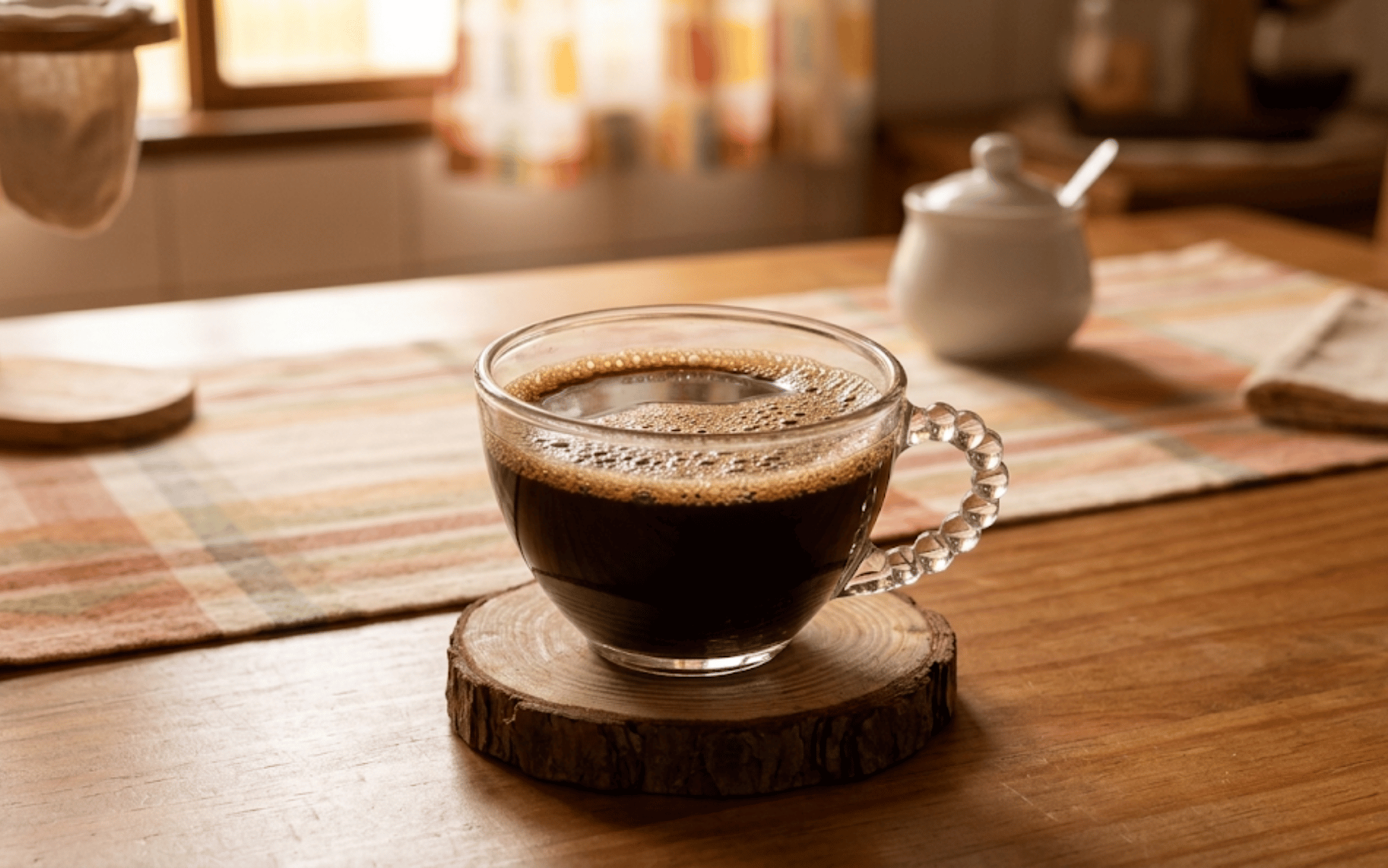 Por que o café tradicional/extraforte é tão escuro e amargo?